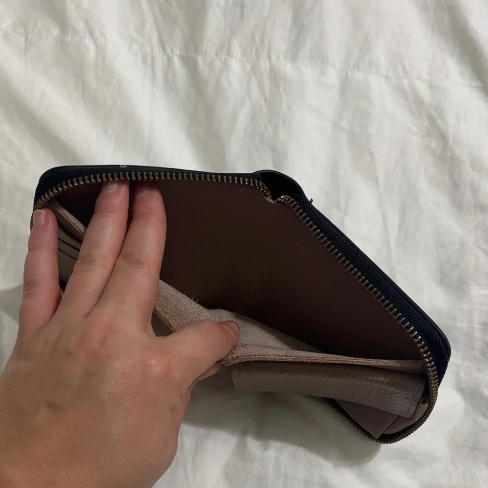 Cuyana Black Leather Compact Wallet - Picture 3 of 4